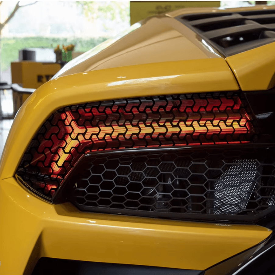 3009202466fb25d8a6eee.png Set 2 folii autoadezive decupate pentru decorarea stopurilor auto, dimensiune 2 x 48 x 30cm, culoare Negru Mat, model HONEYCOMB TRIANGLE - imagine 1